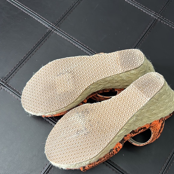 EUC Christian Michaels Orange snakeskin wedge Slides. Size: 9 1/2 M. - Picture 6 of 6